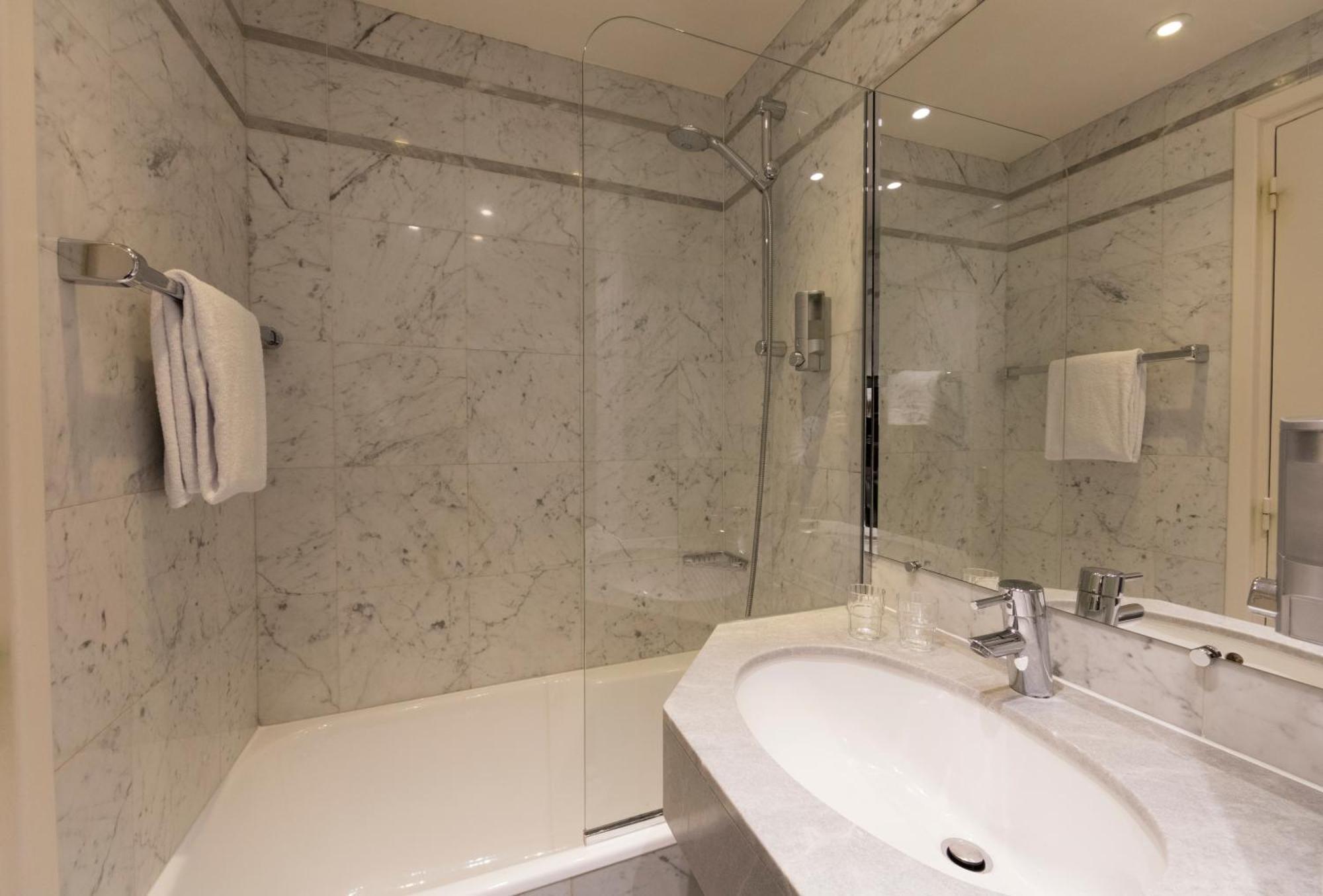 Two Connecting Double Rooms Bath